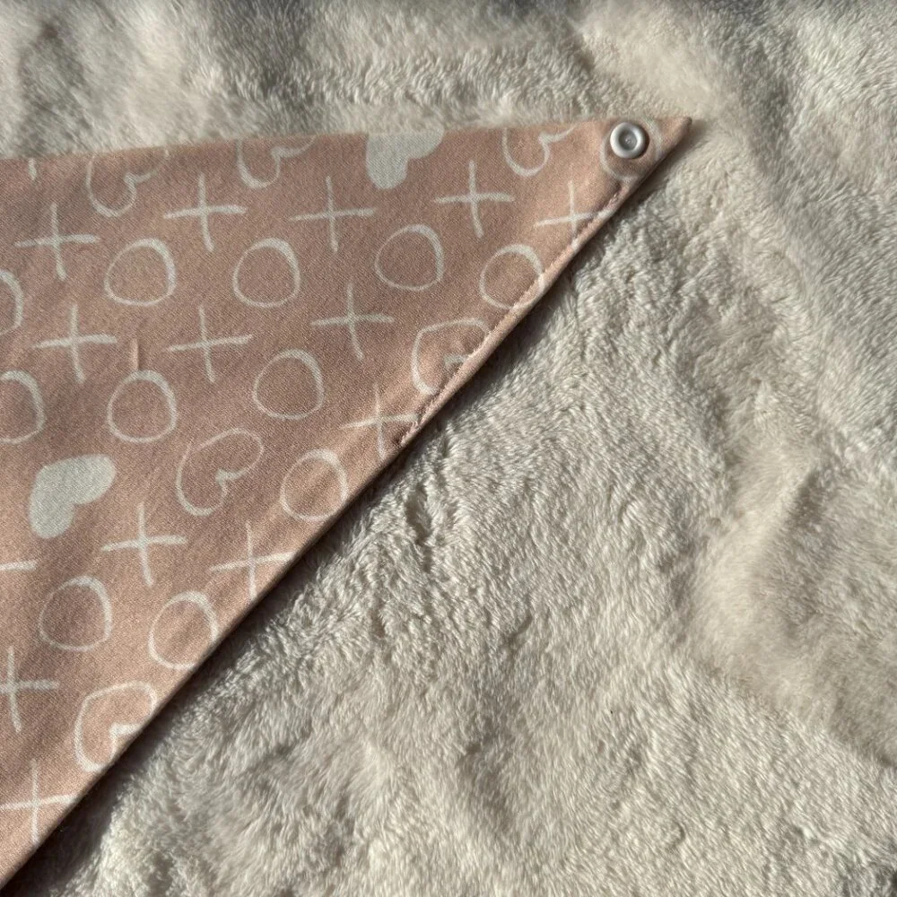 NWT Loic by Design XOXO Pattern Dog Bandana for Valentine's Day, Pink, Size M